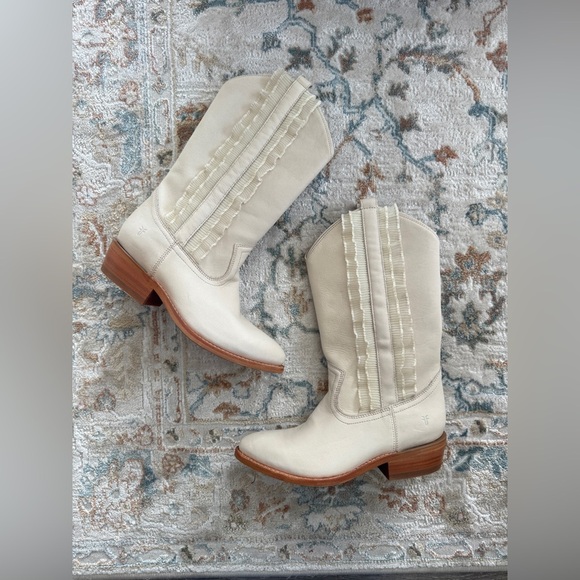 FRYE Billy Ruffle Boots in Almond 7.5 - Picture 5 of 12